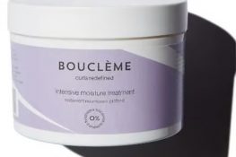 Pot de soin capillaire Bouclème Intensive Moisture Treatment, masque hydratant intense conçu pour nourrir et revitaliser les cheveux bouclés, frisés et crépus.