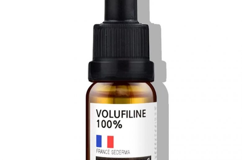 Flacon de sérum à la Volufiline utilisé pour repulper la peau et améliorer l'apparence du volume du visage